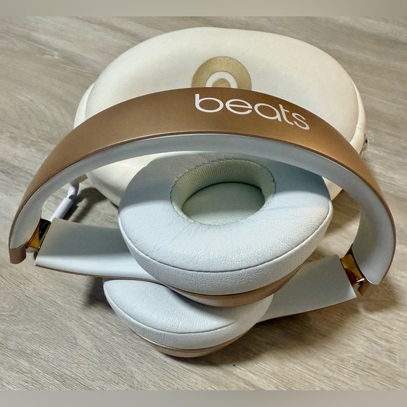 Beats by Dr. Dre Solo³ Wireless Headphones gold - Picture 10 of 16